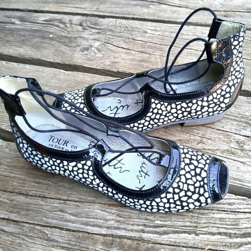 Peep Toes Black and White Leather  Un tour en ville Shoes
